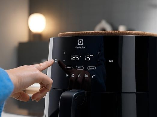 Electrolux Мультипіч 1500Вт, чаша-5.33л, сенсорне керування, 5 авто. програм, пластик, чорний EAF5B фото