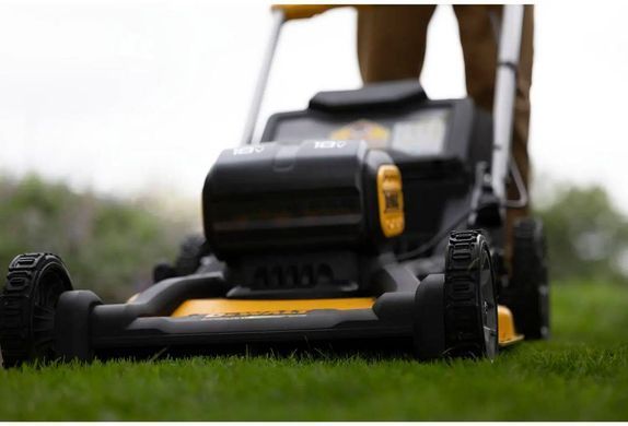 DeWALT Аккумуляторная газонокосилка, 2 аккумулятора по 18 В, 2 аккумулятора по 8 А&middot;ч, ширина реза 53 см, рабочий объем 67 л, высота среза 25&ndash;102 мм, вес 30 кг DCMWSP156W2 фото