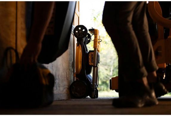 DeWALT Аккумуляторная газонокосилка, 2 аккумулятора по 18 В, 2 аккумулятора по 8 А&middot;ч, ширина реза 53 см, рабочий объем 67 л, высота среза 25&ndash;102 мм, вес 30 кг DCMWSP156W2 фото