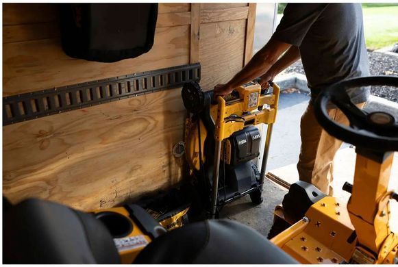 DeWALT Аккумуляторная газонокосилка, 2 аккумулятора по 18 В, 2 аккумулятора по 8 А&middot;ч, ширина реза 53 см, рабочий объем 67 л, высота среза 25&ndash;102 мм, вес 30 кг DCMWSP156W2 фото
