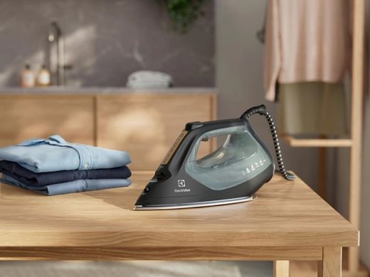 Electrolux Утюг, 2600Вт, 370мл, паровой удар 240гр, алюминиевая подошва, электр.управл., зелено-черый E8SI2-6OG фото