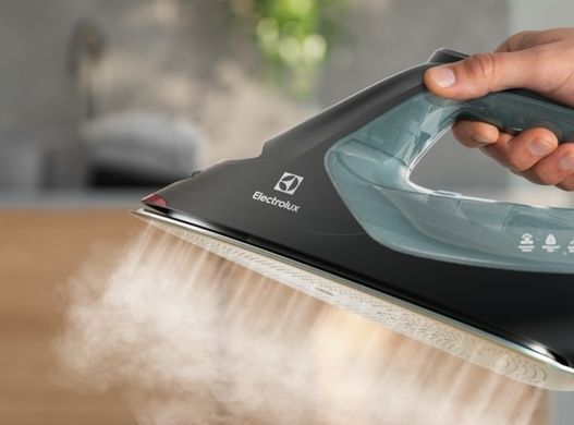 Electrolux Утюг, 2600Вт, 370мл, паровой удар 240гр, алюминиевая подошва, электр.управл., зелено-черый E8SI2-6OG фото