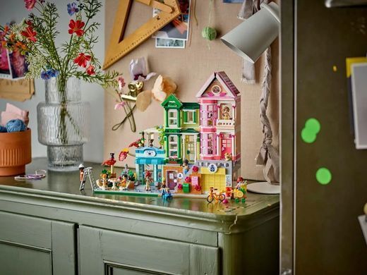 LEGO Конструктор LEGO Friends Хартлейк-Сіті. Квартири і крамниці 42670 фото