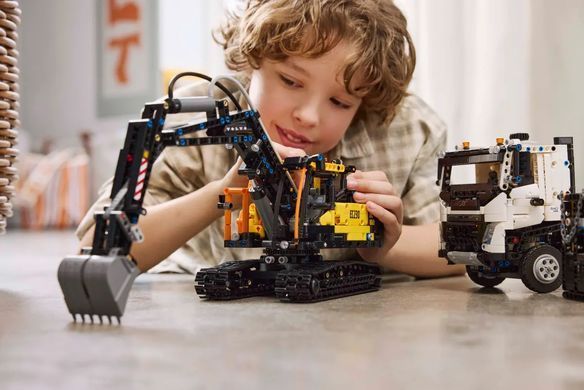 LEGO Конструктор Technic Грузовик Volvo FMX и Электрический экскаватор EC230 42175 фото