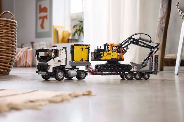 LEGO Конструктор Technic Грузовик Volvo FMX и Электрический экскаватор EC230 42175 фото