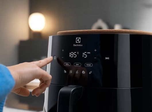 Electrolux Мультипеч 1800Вт, чаша-6.8л, сенсорное управл., 5 авто. программ, пластик, черный EAF7B фото