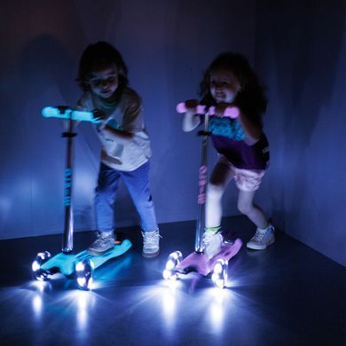 Самокат MICRO серії "Maxi Deluxe Glow LED" &ndash; СЯЙНИСТО-ПУРПУРОВИЙ (до 50 kg, 3-х колісний, світло) MMD367 фото