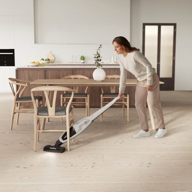 Electrolux Пылесос беспроводный, конт пыль -0.3л, автон. раб. до 55мин, вес-2.8кг, НЕРА, 2в1, турбо-щетка, BRC, 4 насадки, белый ES52HB25SH фото