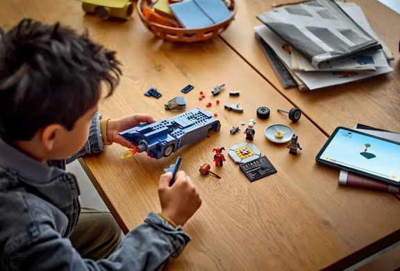 LEGO Конструктор Batman Бетмен на бетмобілі проти Харлі Квін і Містера Фріза 76274 фото
