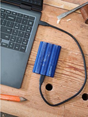 Samsung Портативный SSD 2TB USB 3.2 Gen 2 Type-C T7 Shield MU-PE2T0R/WW фото