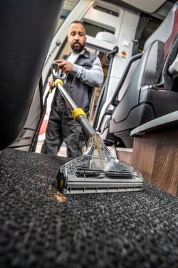 Karcher Пылесос профессиональный моющий Karcher Puzzi 8/1 Adv 1200Вт, 270мБар, контейнер 8/7л, 8.6кг 1.100-241.0 фото