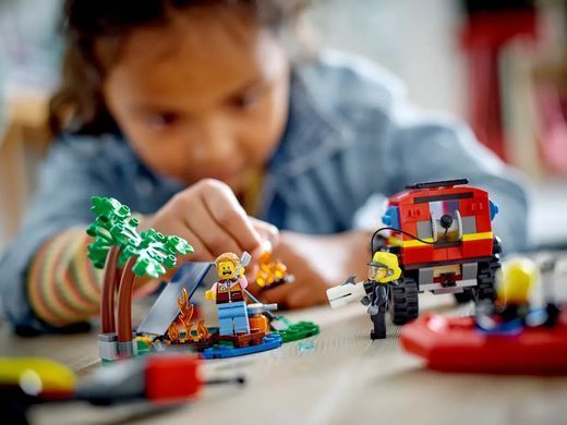 LEGO Конструктор City Пожарный внедорожник со спасательной лодкой 60412 фото