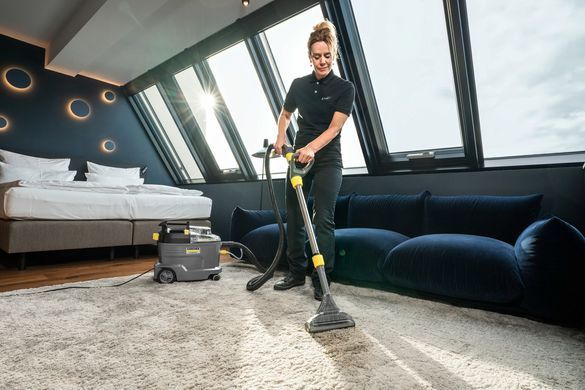 Karcher Пылесос профессиональный моющий Karcher Puzzi 8/1 Adv 1200Вт, 270мБар, контейнер 8/7л, 8.6кг 1.100-241.0 фото