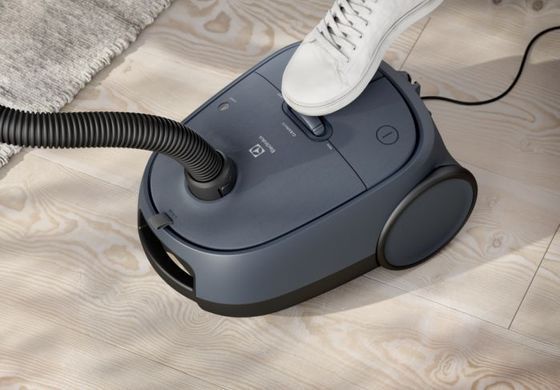 Electrolux Пылесос мешковый, 750Вт, мешок-3.5л, HEPA12, s-bag, 4 насадки, синий EB61C4DB фото