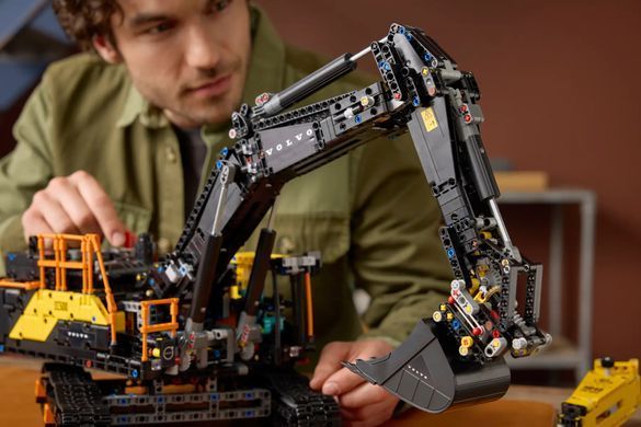 LEGO Конструктор Technic Экскаватор Volvo EC500 Hybrid 42215 фото