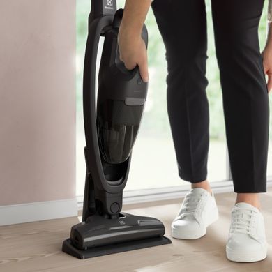 Electrolux Пылесос беспроводный, конт пыль -0.3л, автон. раб. до 45мин, вес-2.65кг, НЕРА, 2в1, турбо-щетка, 2 насадки, серый ES31CB18GG фото