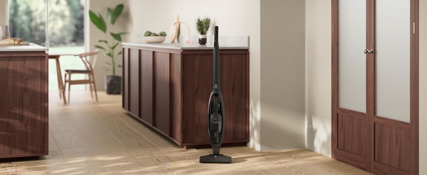 Electrolux Пылесос беспроводный, конт пыль -0.3л, автон. раб. до 45мин, вес-2.65кг, НЕРА, 2в1, турбо-щетка, 2 насадки, серый ES31CB18GG фото