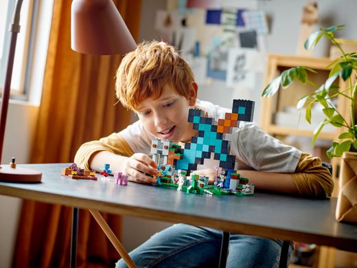 Конструктор LEGO Minecraft Форпост із мечем 21244 фото