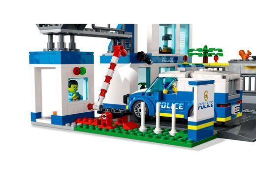 LEGO Конструктор City Полицейский участок 60316 фото