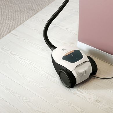 Electrolux Пылесос мешковый, 600Вт, мешок-3.5л, Allergy Plus, SmartMode, s-bag, 4 насадки, белый PD82-ALRG фото