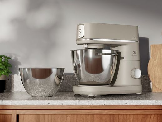 Electrolux Кухонная машина, 1200Вт, чаша-металл, корпус-металл, насадок-4, бежевый E6KM1-4PPT фото