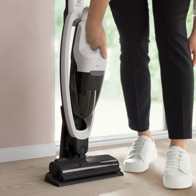 Electrolux Пылесос беспроводный, конт пыль -0.3л, автон. раб. до 45мин, вес-2.8кг, НЕРА, 2в1, турбо-щетка, BRC, 4 насадки, белый ES52CB18SH фото