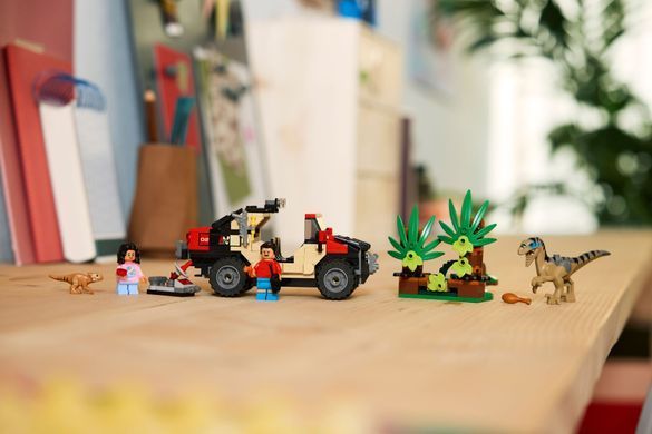 LEGO Конструктор LEGO Jurassic World Втеча по бездоріжжю від раптора 76972 фото