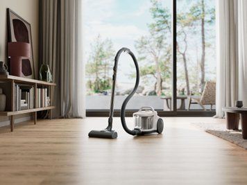 Electrolux Пылесос контейнерный, 850Вт, конт пыль -2л, HEPA12, 3 насадки, белый EL51C2SW фото