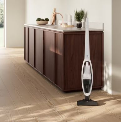 Electrolux Пылесос беспроводный, конт пыль -0.3л, автон. раб. до 45мин, вес-2.65кг, НЕРА, 2в1, турбо-щетка, 2 насадки, белый ES31CB18SH фото