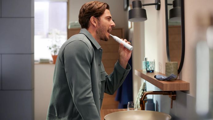 Philips Щетка зубная электр. Sonicare 6100 Series, 62т. колеб/мин, насадок-1, футляр, белый HX7400/06 фото
