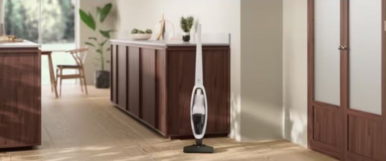 Electrolux Пылесос беспроводный, конт пыль -0.3л, автон. раб. до 45мин, вес-2.65кг, НЕРА, 2в1, турбо-щетка, 2 насадки, белый ES31CB18SH фото