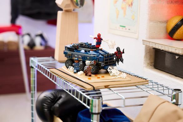 LEGO Конструктор LEGO Super Heroes Переслідування Людиною-Павуком машини для перевезення злочинців 76349 фото