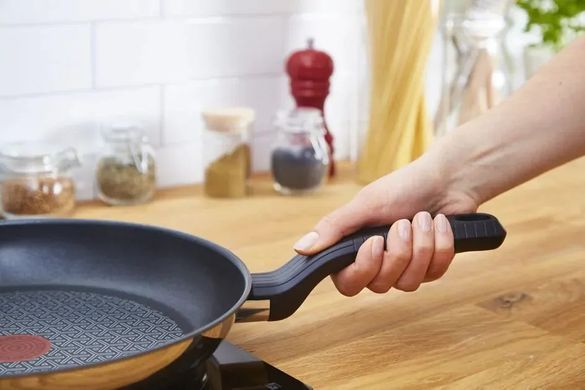 Tefal Frying pan Tefal Comfort Max, 20 cm, stainless steel, bakelite, black G7260244 фото