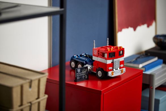 Конструктор LEGO Icons Optimus Prime 10302 фото