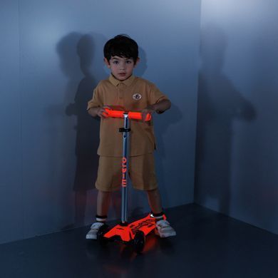 Самокат MICRO серии "Maxi Deluxe Glow LED" - КРАСНАЯ АУРА (до 50 kg, 3-х колесный, свет) MMD368 фото