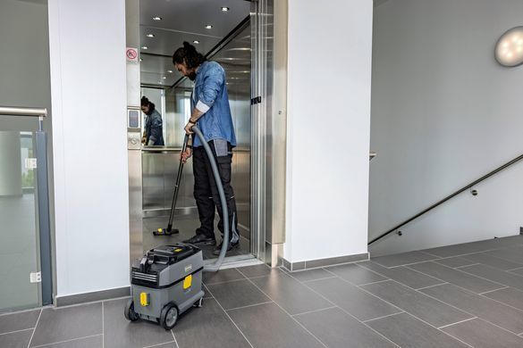 Karcher Профессиональный аккумуляторный пылесос T 10/1 Bp MODULAR RANGE! 36 В, 223 мбар, контейнер 10 л, 6,8 кг, без аккумулятора и зарядного устройства 1.527-352.0 фото