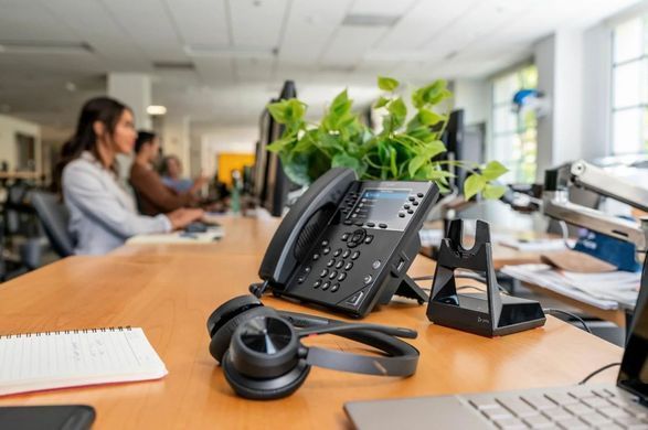 Poly Гарнитура компьютерная стерео On-ear Voyager 4320-M с адаптером BT700 и подставкой для зарядки, USB-A, Bluetooth, однонаправленный, Acoustic fence, сертификат Microsoft Teams, черный 77Z32AA фото