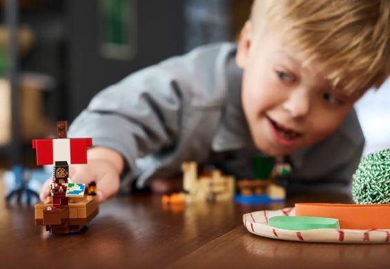 LEGO Конструктор Minecraft Подорож на піратському кораблі 21259- фото