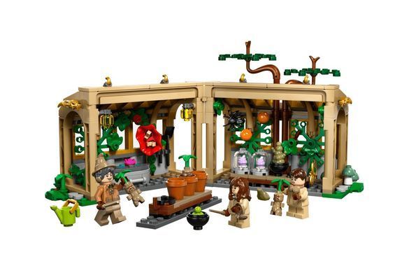 LEGO Конструктор LEGO Harry Potter Замок Гогвортс: урок гербології 76445 фото