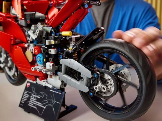 LEGO Конструктор LEGO Technic Мотоцикл Ducati Panigale V4 S 42202 фото