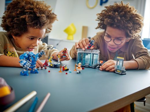 LEGO Конструктор Super Heroes Лаборатория Железного Человека: зал брони 76315 фото