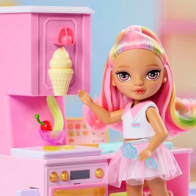 Игровой набор с куклой RAINBOW HIGH серии "Littles" &ndash; КОНДИТЕРСКАЯ КЕНДИ (с аксесс.) 522058 фото