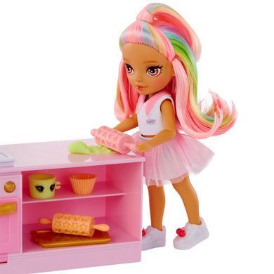Игровой набор с куклой RAINBOW HIGH серии "Littles" &ndash; КОНДИТЕРСКАЯ КЕНДИ (с аксесс.) 522058 фото