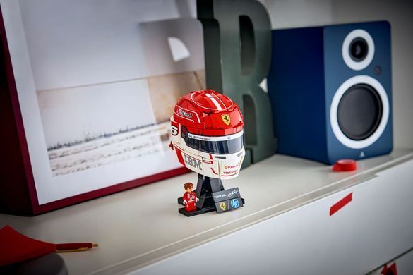 LEGO Конструктор LEGO Editions Formula 1 Шолом Шарля Леклера з команди Scuderia Ferrari HP 43014 фото