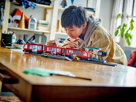 LEGO Конструктор Трамвай и вокзал в центре города 60423 фото