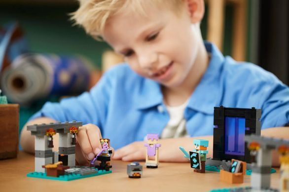 LEGO Конструктор Minecraft Арсенал 21252 фото