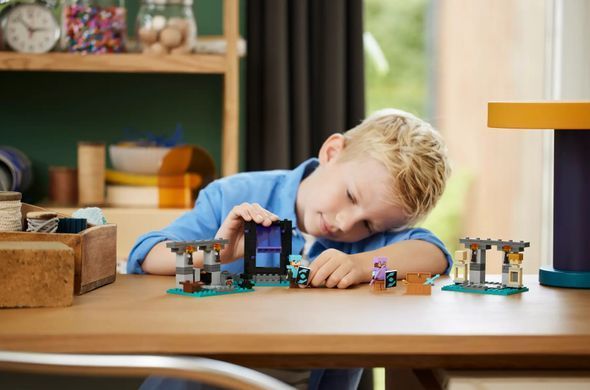LEGO Конструктор Minecraft Арсенал 21252 фото
