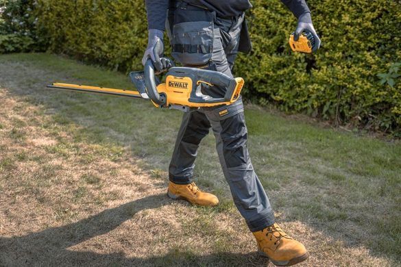 DeWALT XR 18V ??cordless hedge trimmer, 55 cm, 25 mm cutting pitch, 3.2 kg without battery and spare part DCMHT564N фото