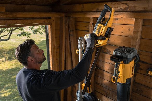 DeWALT XR 18V ??cordless hedge trimmer, 55 cm, 25 mm cutting pitch, 3.2 kg without battery and spare part DCMHT564N фото