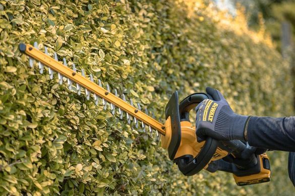 DeWALT XR 18V ??cordless hedge trimmer, 55 cm, 25 mm cutting pitch, 3.2 kg without battery and spare part DCMHT564N фото